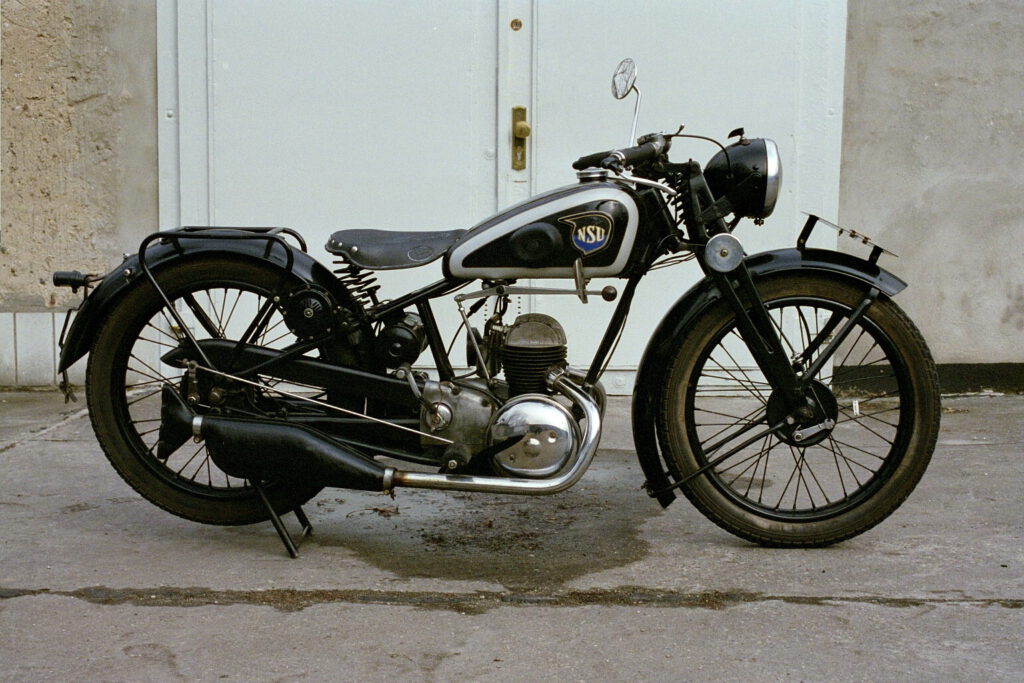 Altes Motorrad "NSU Pony" von der Seite