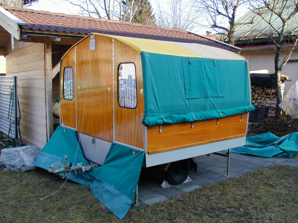 Ein alter Faltcamping-Anhänger "Scholz Brüderchen" steht auf einem Campingplatz