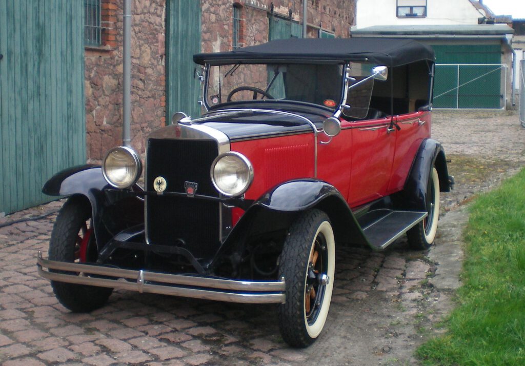 Altes Auto "Graham Paige" von vorn